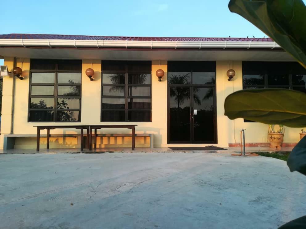 J Guest House Kuala Penyu Exterior photo