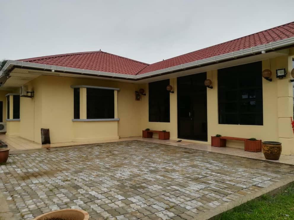 J Guest House Kuala Penyu Exterior photo